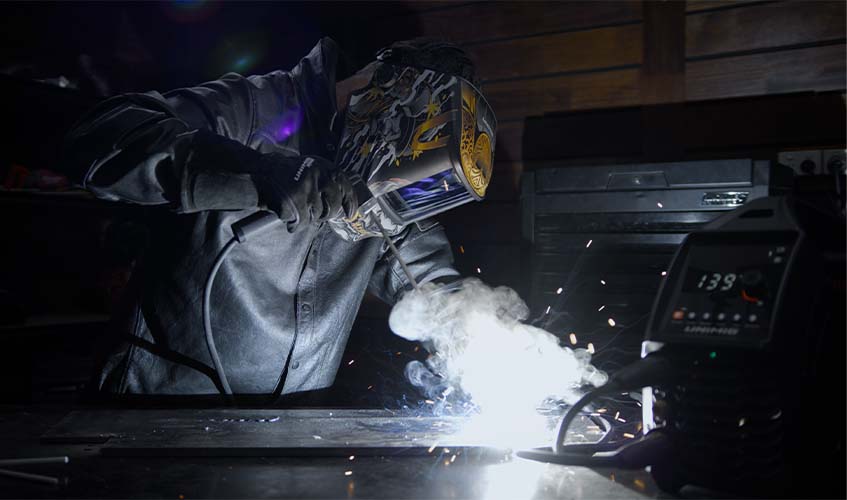 Application of advanced MMA features while stick welding